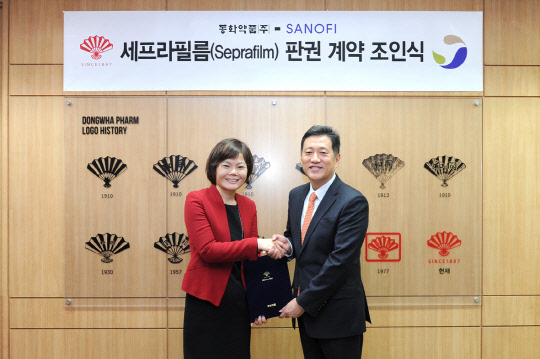 배경은 사노피아벤티스코리아 대표(왼쪽)와 손지훈 동화약품 대표가 최근 세프라필름 판권 계약을 체결하고 기념 촬영을 하고 있다.(동화약품 제공)